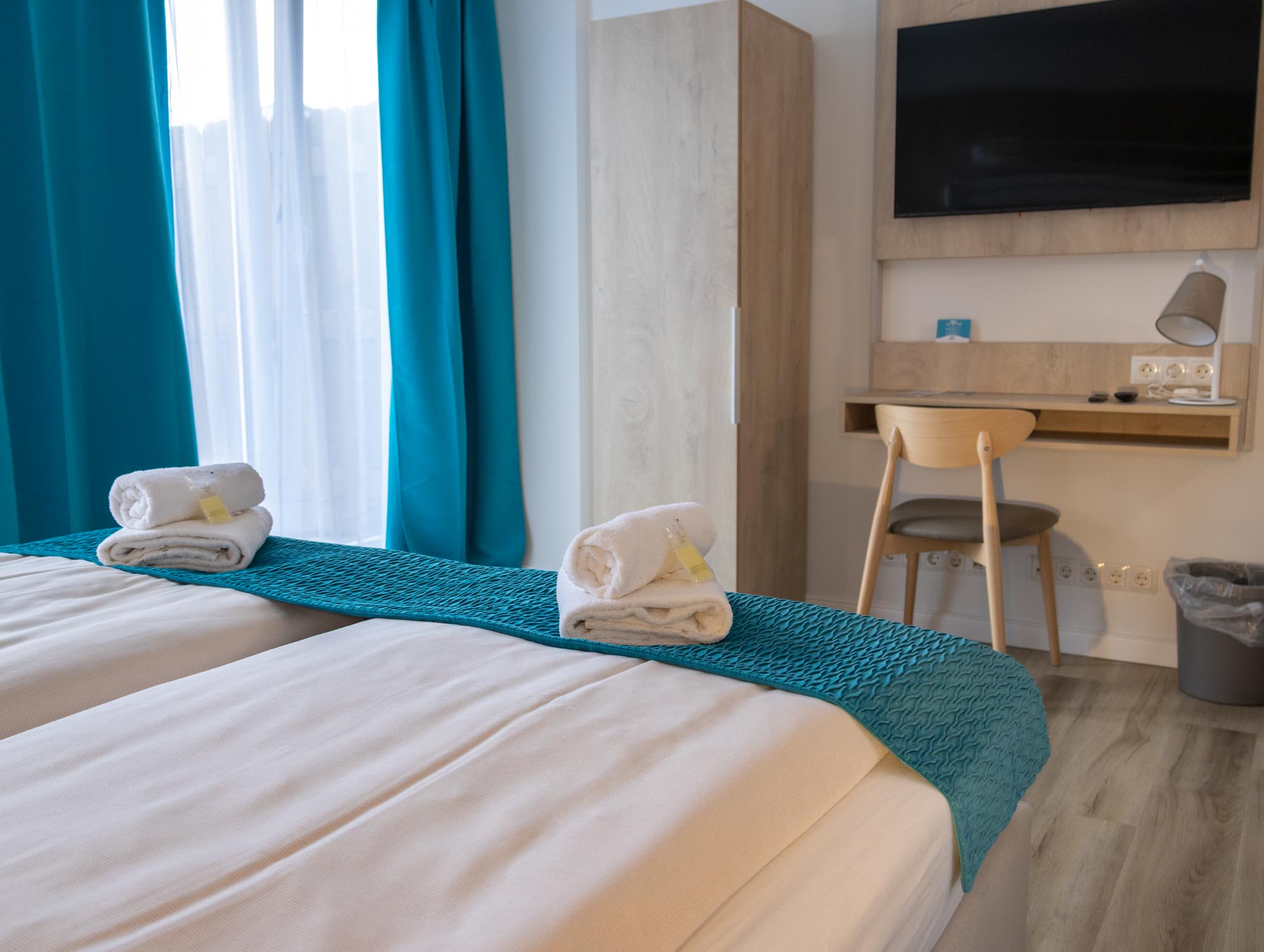 Kapitänszimmer mit Fernseher im FairSchlafen Boutique Hotel