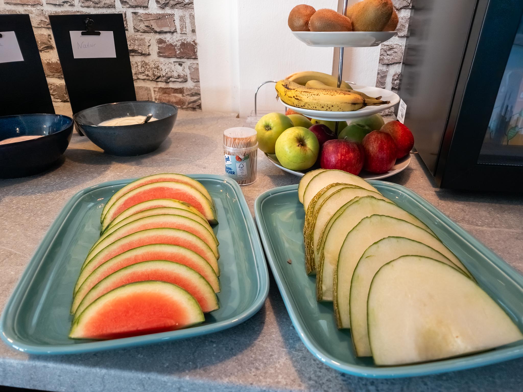 Frühstücksbuffet mit frischer Melone im FairSchlafen Boutique Hotel