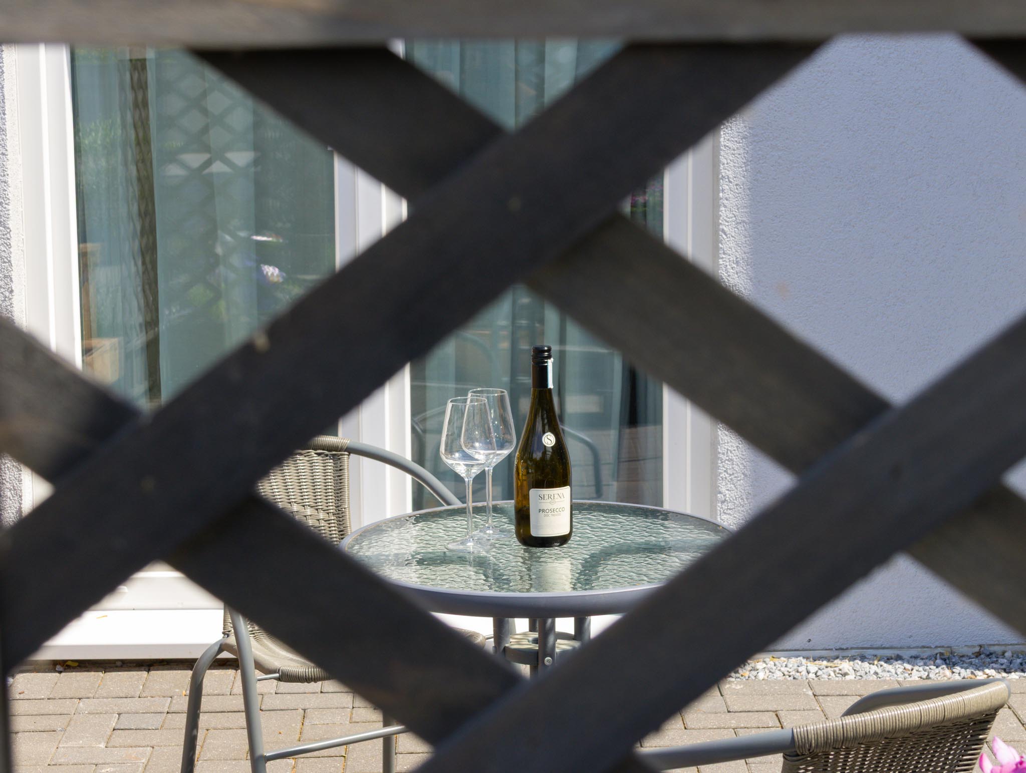 Terrasse mit Weingläsern im FairSchlafen Boutique Hotel