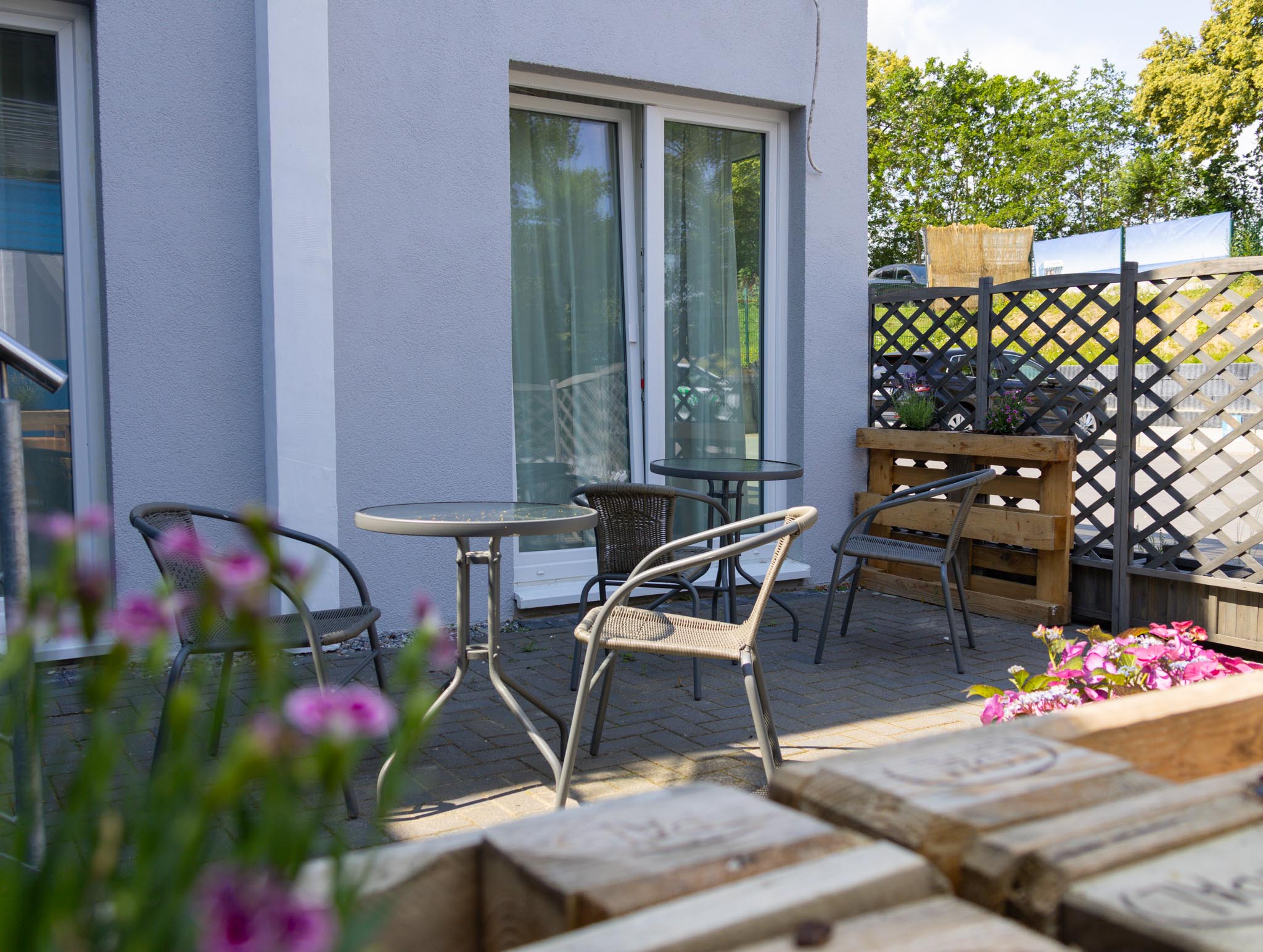 Terrasse mit Tisch und Stuhl zum Entspannen im FairSchlafen Boutique Hotel