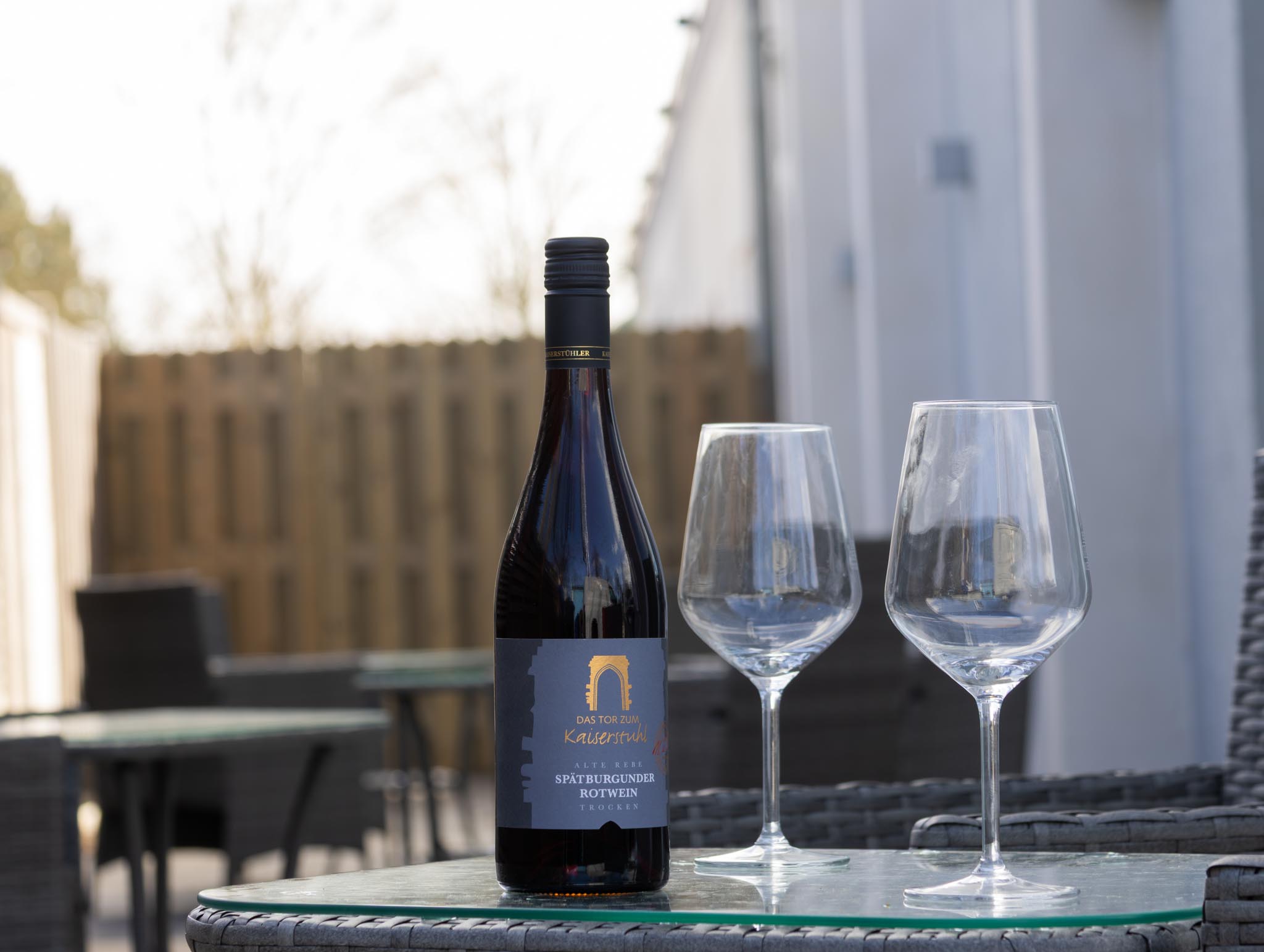 Terrasse mit Wein zum Entspannen im FairSchlafen Boutique Hotel