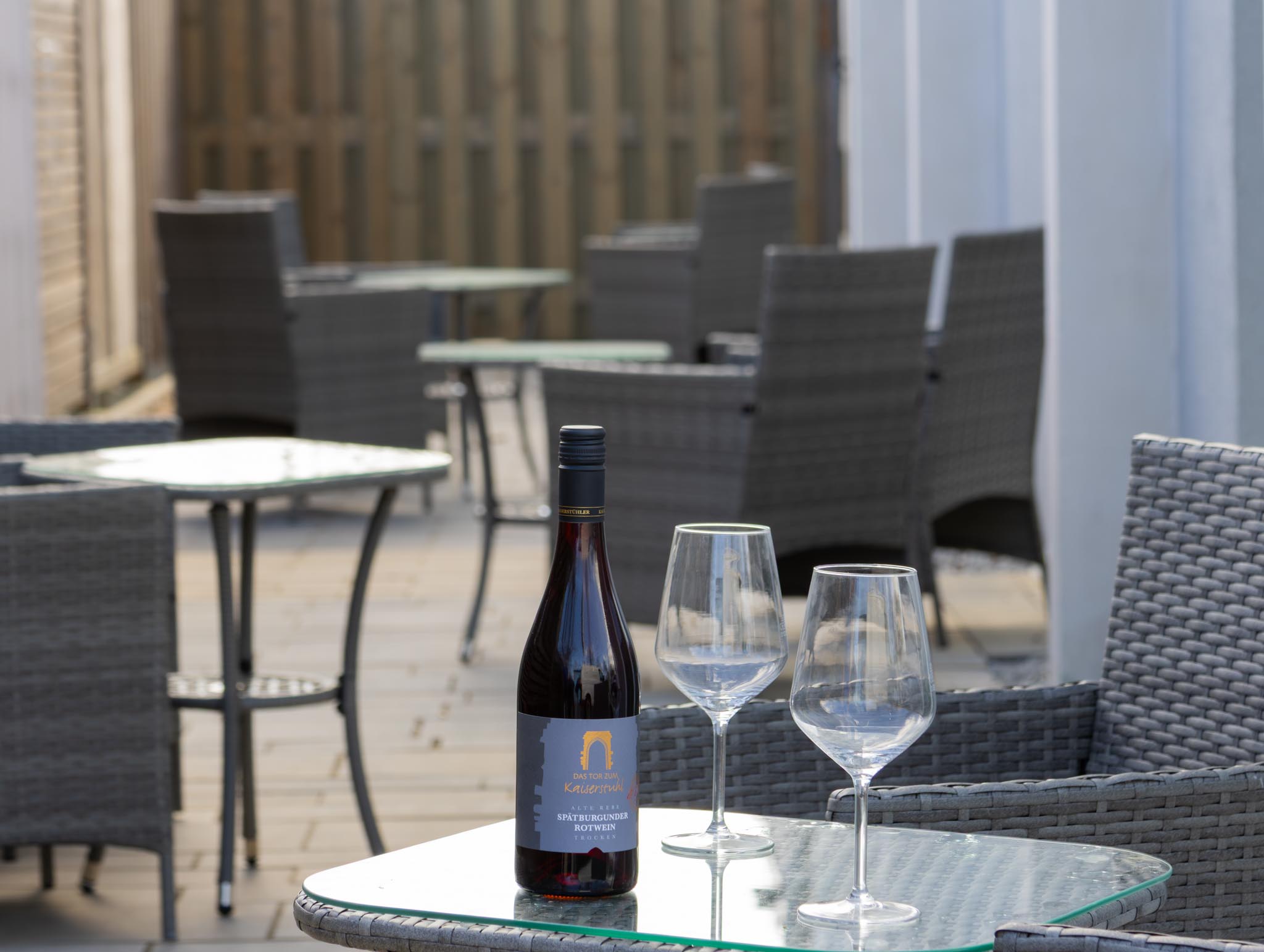Terrasse mit Wein und Ostsee-Flair im FairSchlafen Boutique Hotel