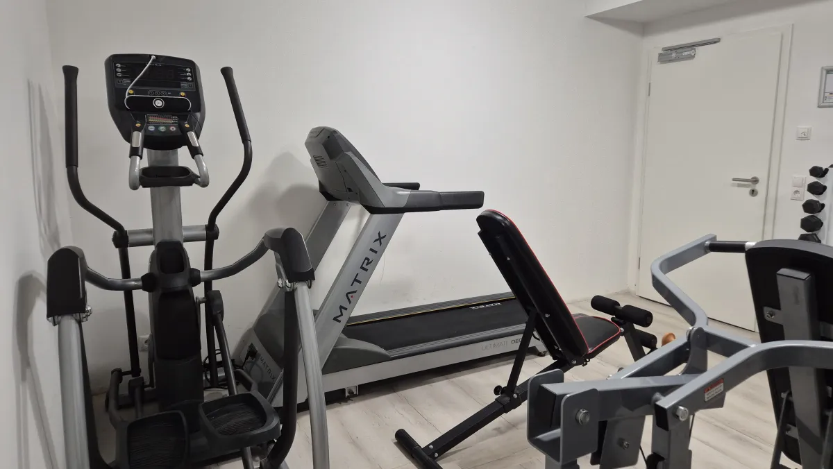 Crosstrainer im Fitnessraum des FairSchlafen Boutique Hotels in Neustadt in Holstein