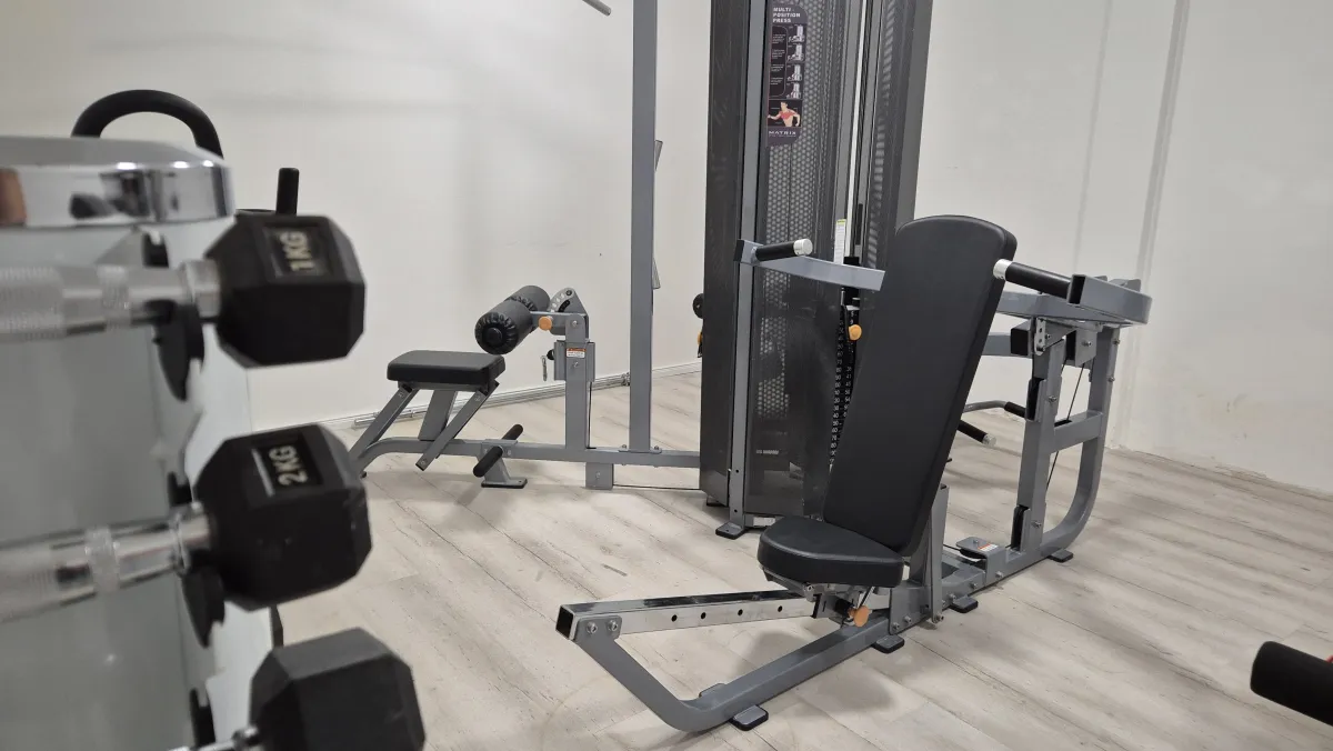 Kraftsport-Bereich im Fitnessraum des FairSchlafen Boutique Hotels in Neustadt in Holstein